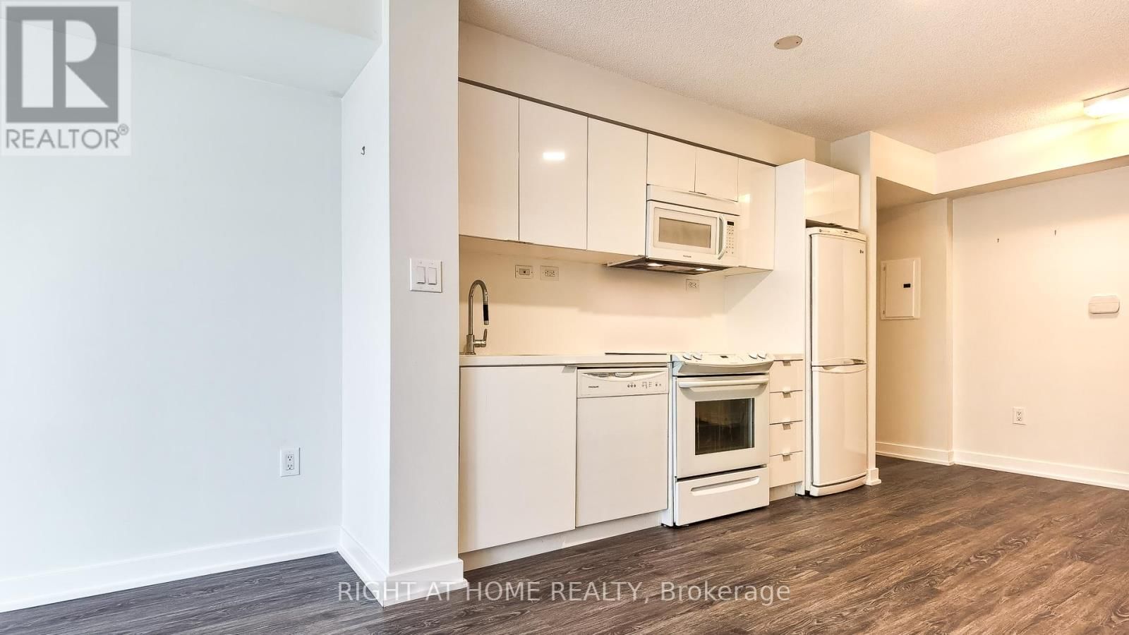 703 - 10 CAPREOL COURT Image 6