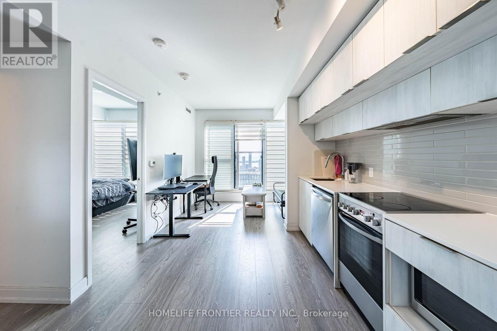 4608 - 181 DUNDAS STREET EAST Image 2