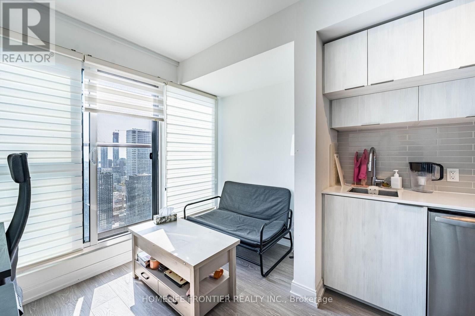 4608 - 181 DUNDAS STREET EAST Image 4