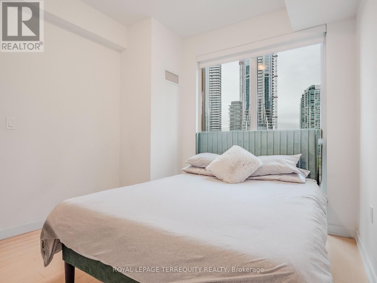 1009 - 1 THE ESPLANADE Image 21