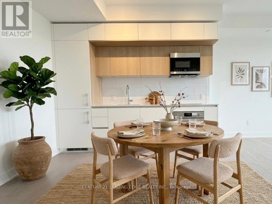 702 - 322 DUPONT STREET Image 1