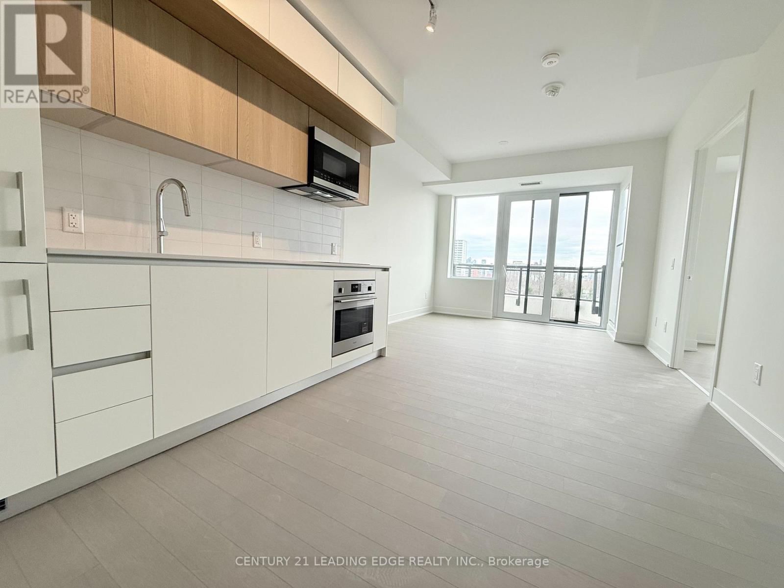 702 - 322 DUPONT STREET Image 2