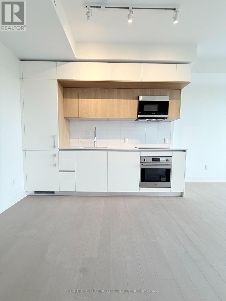 702 - 322 DUPONT STREET Image 3