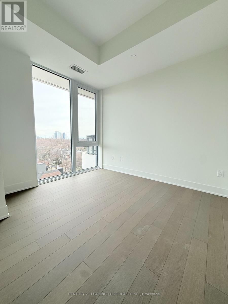 702 - 322 DUPONT STREET Image 7