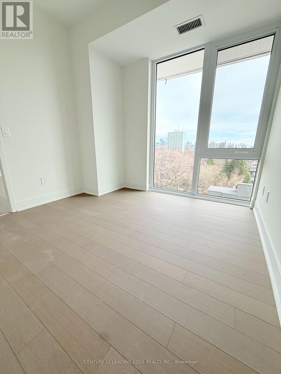 702 - 322 DUPONT STREET Image 8