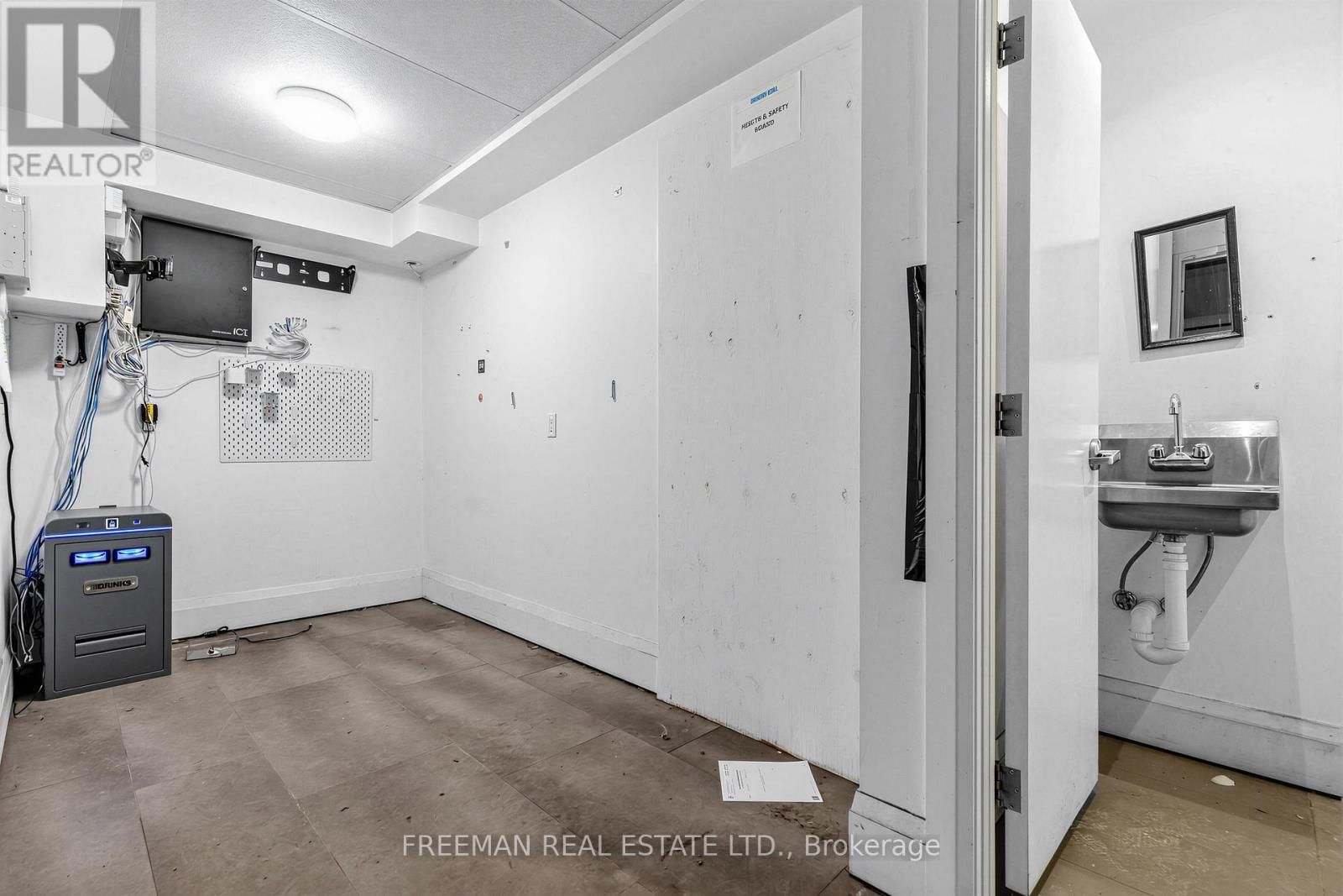 1239 BLOOR STREET WEST Image 13