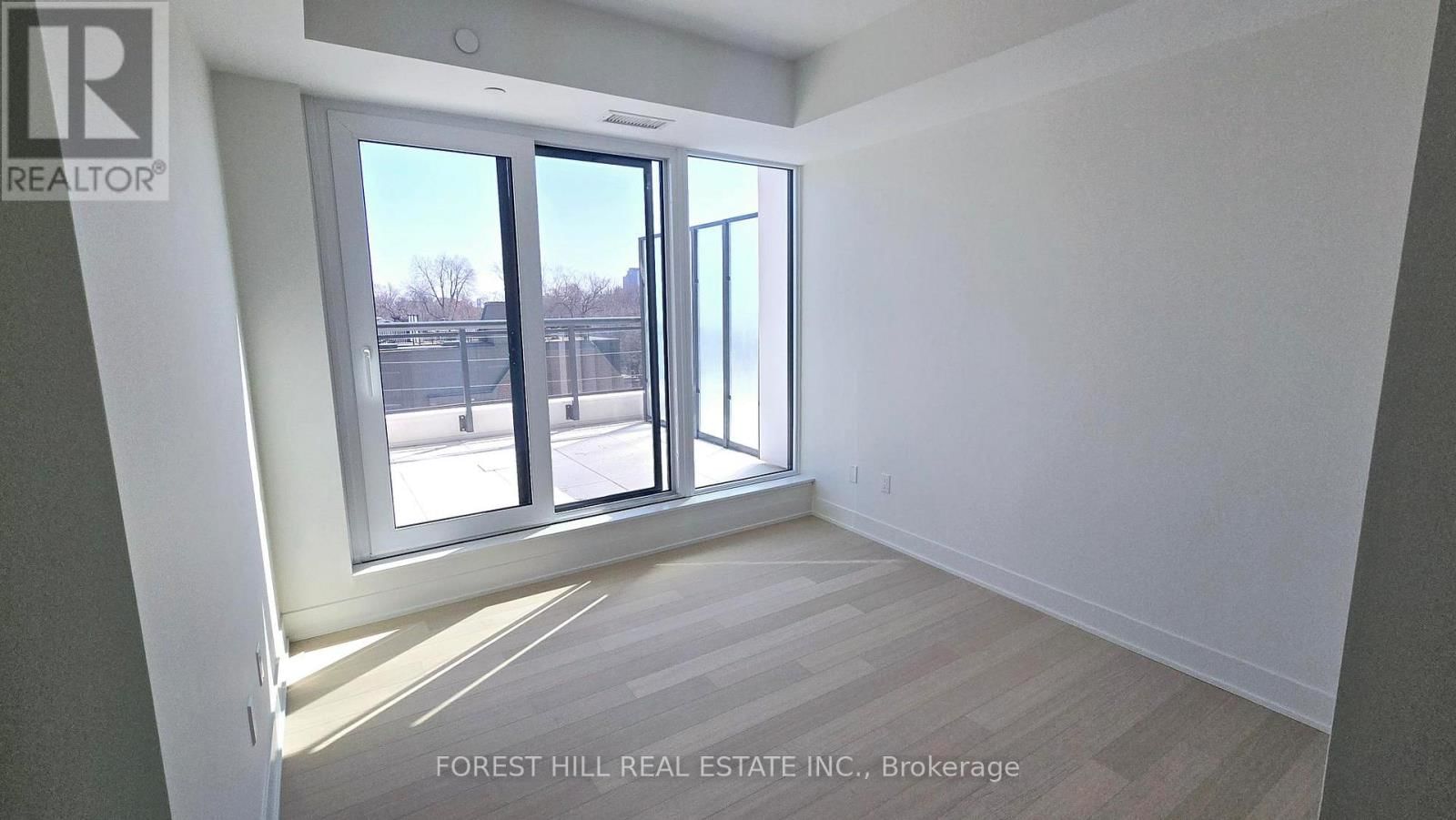 402 - 322 DUPONT STREET Image 6