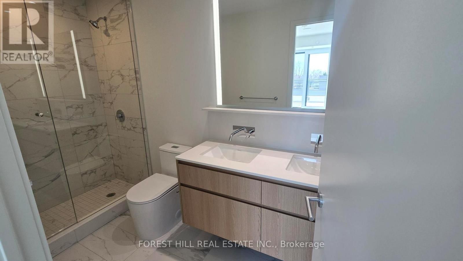 402 - 322 DUPONT STREET Image 7