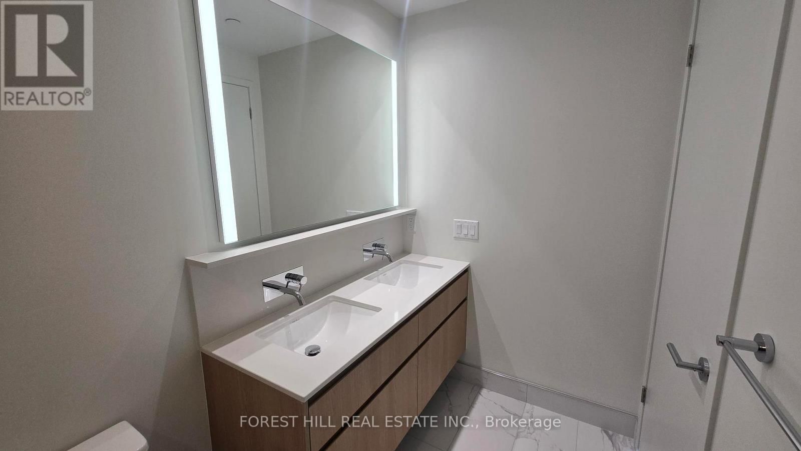 402 - 322 DUPONT STREET Image 8