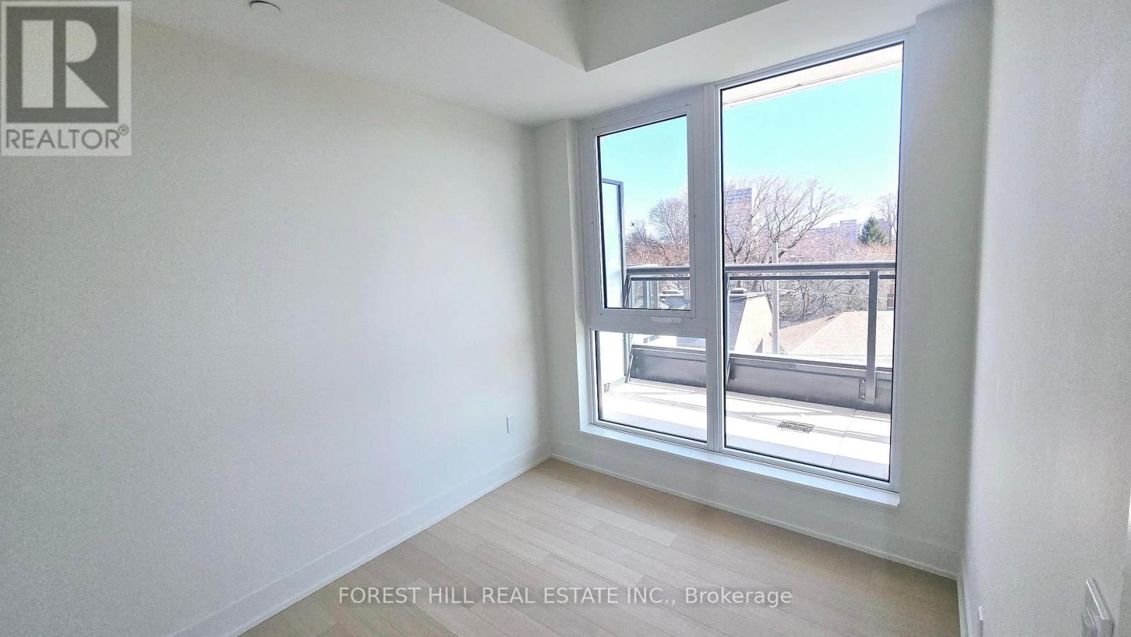 402 - 322 DUPONT STREET Image 9