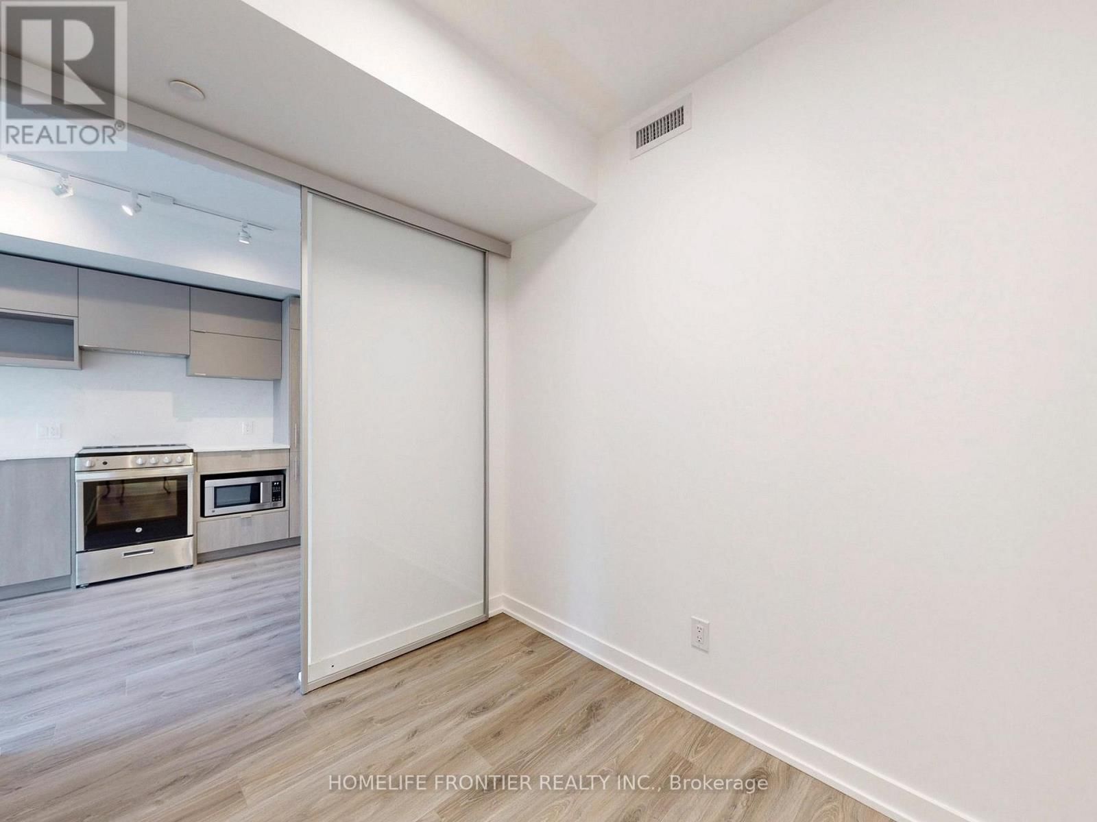 1907 - 100 QUEEN STREET EAST Image 8