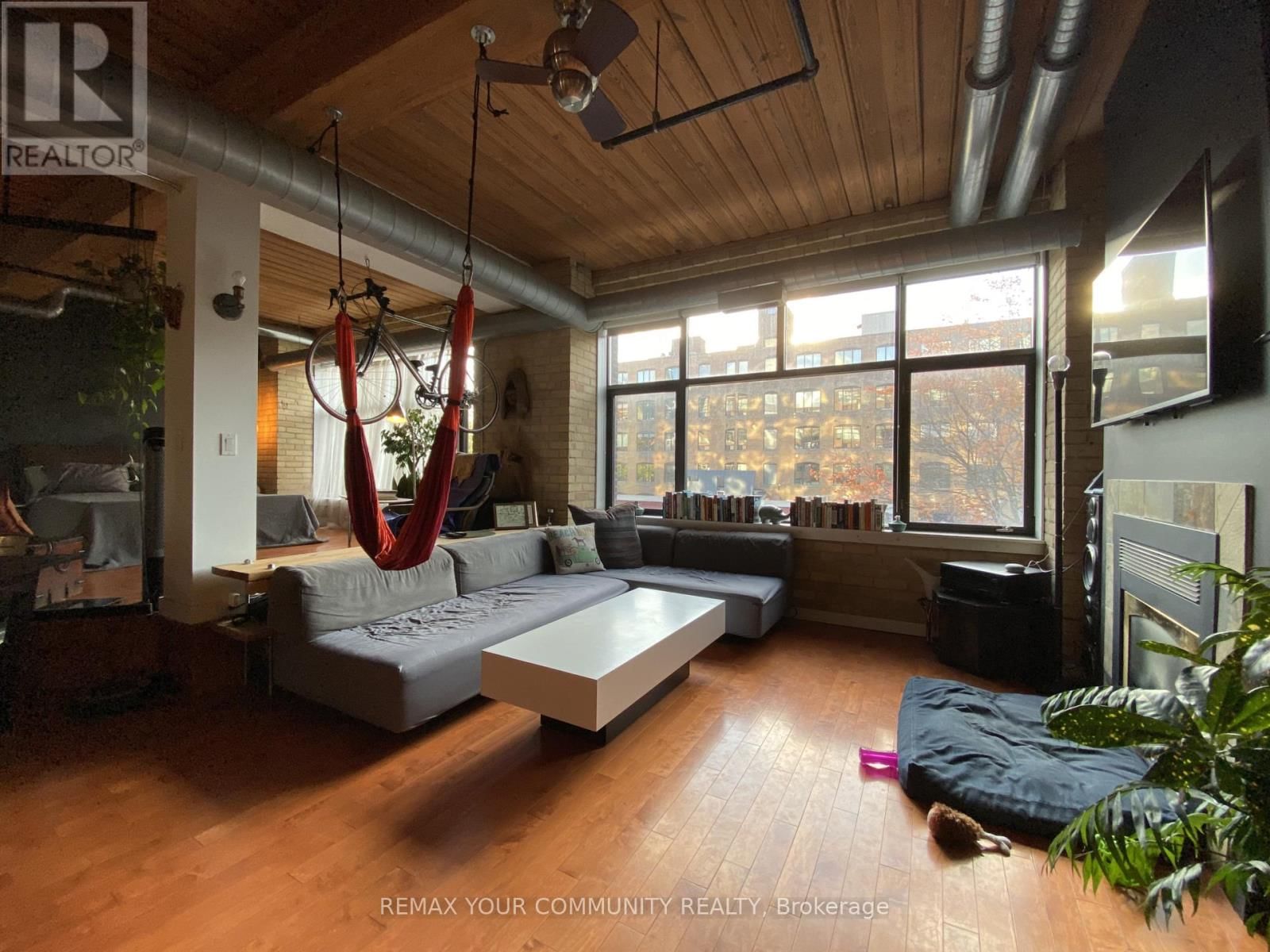 204 - 436 WELLINGTON STREET WEST Image 2