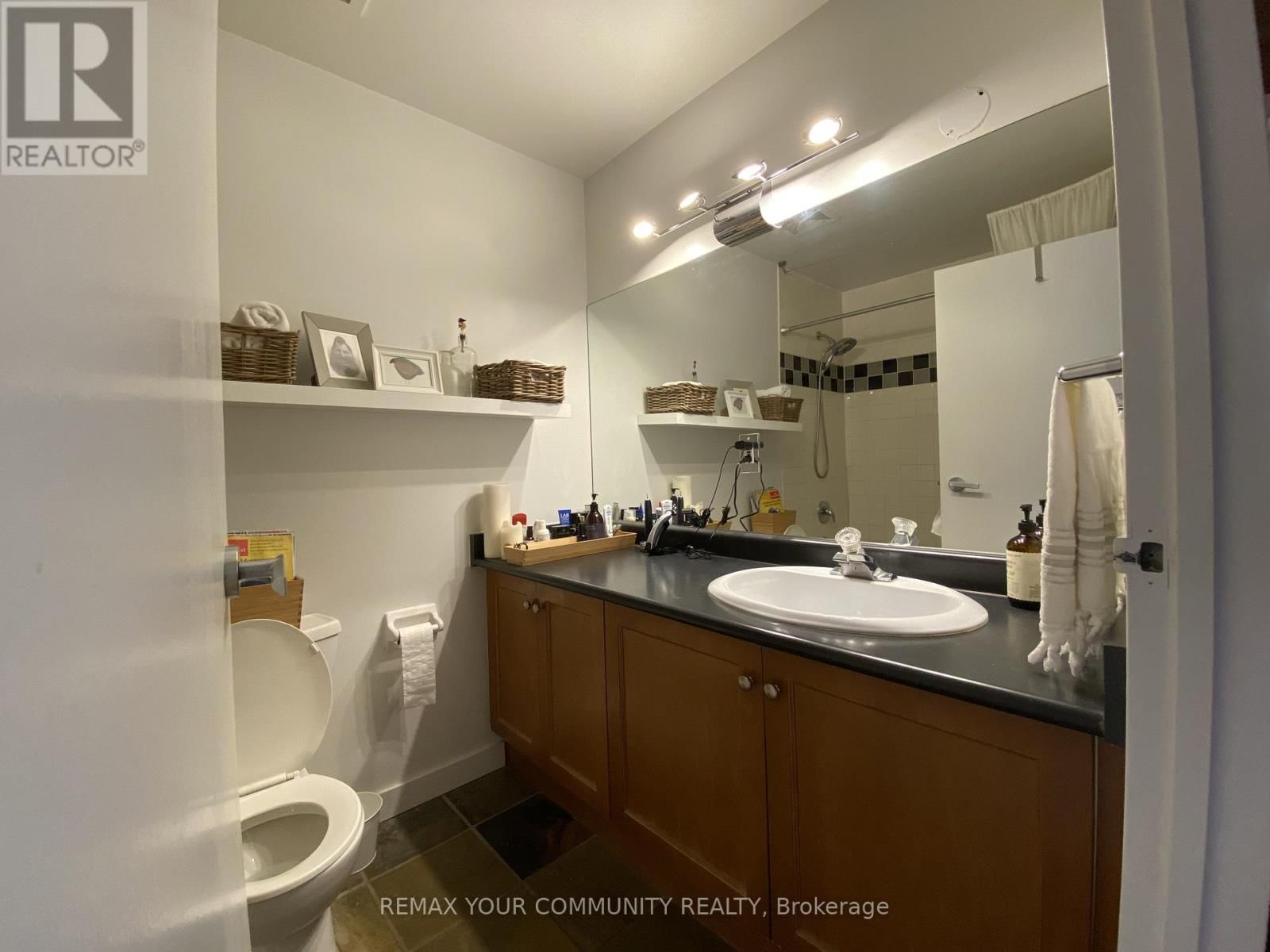 204 - 436 WELLINGTON STREET WEST Image 8