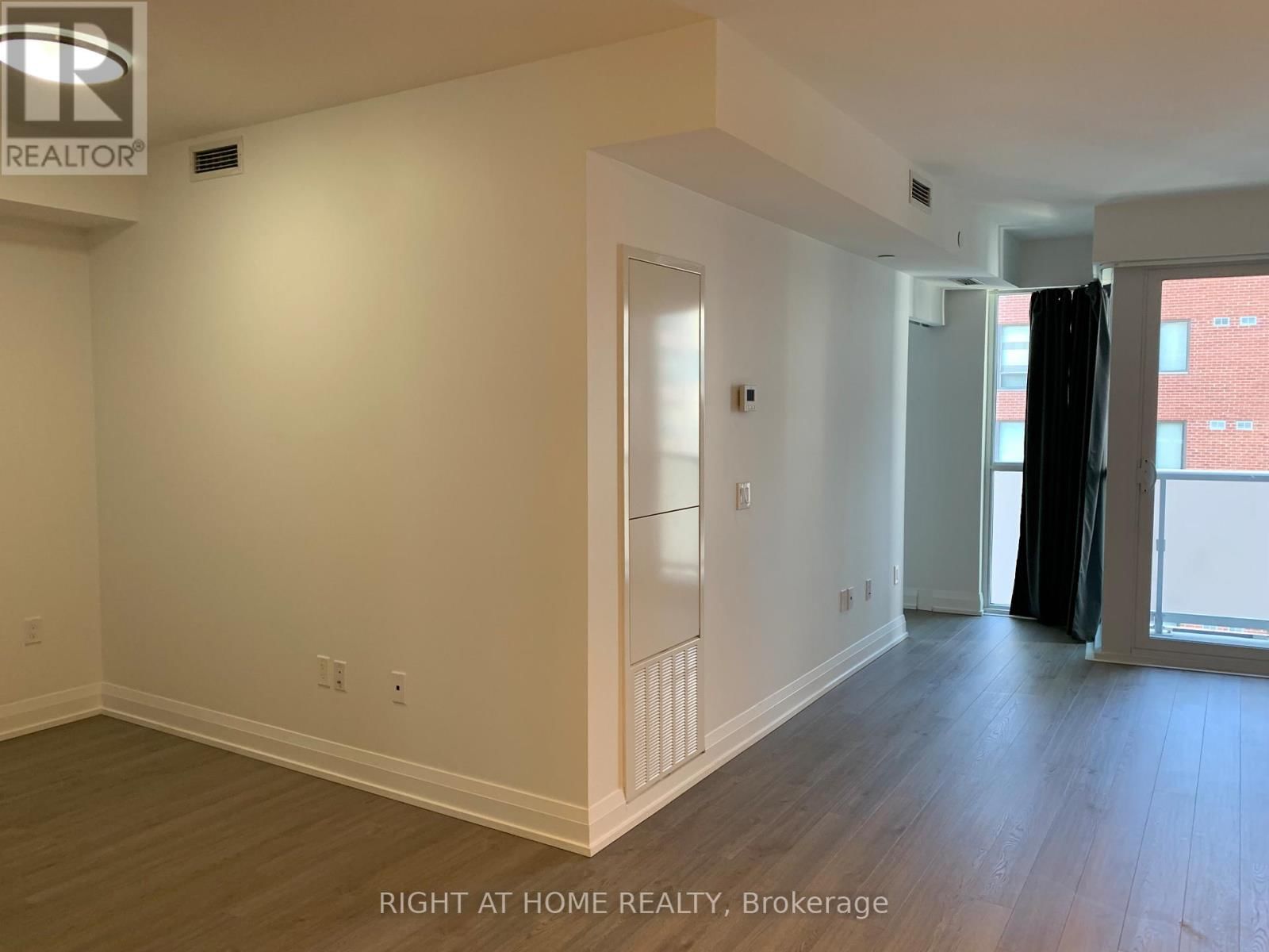 1010 - 77 MUTUAL STREET Image 2