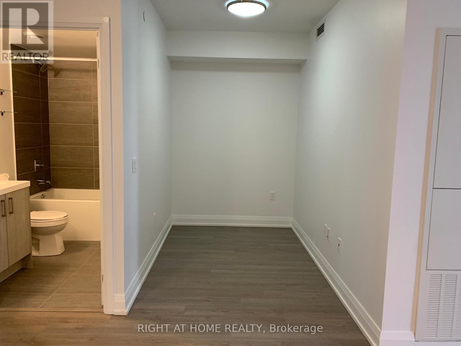 1010 - 77 MUTUAL STREET Image 3