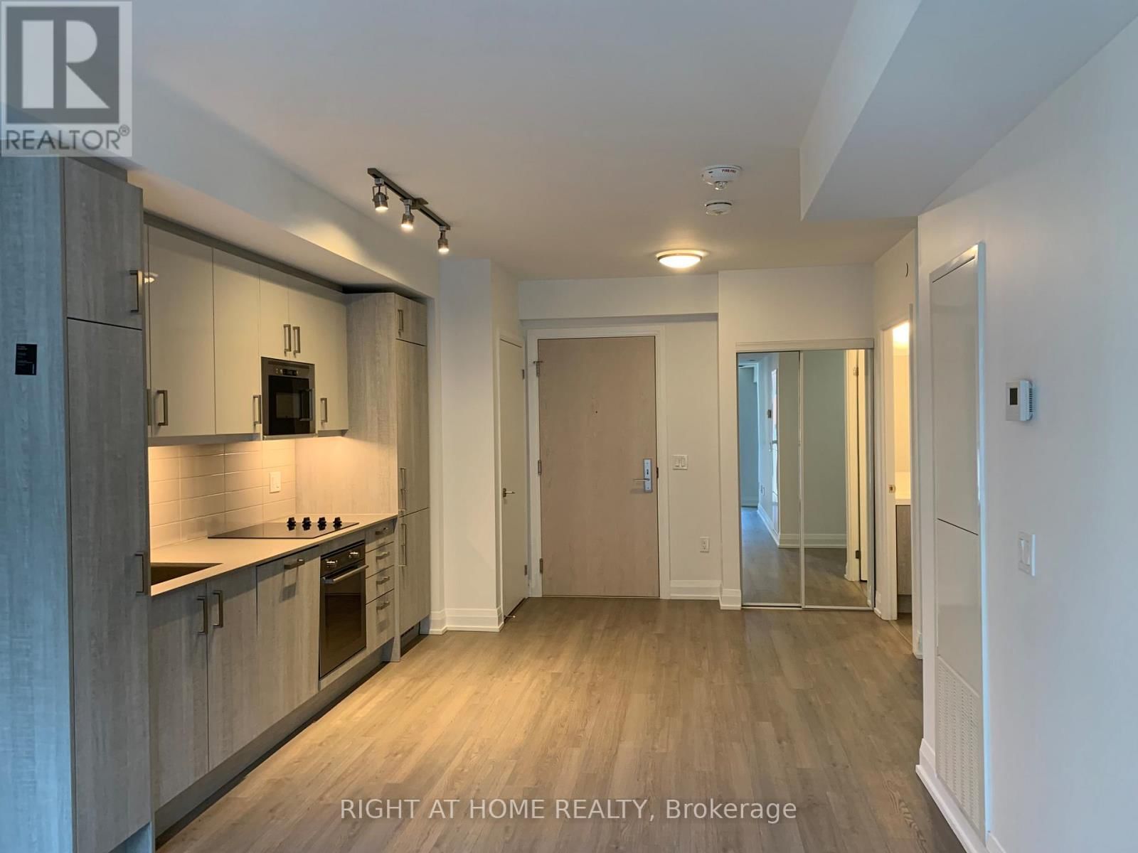 1010 - 77 MUTUAL STREET Image 6