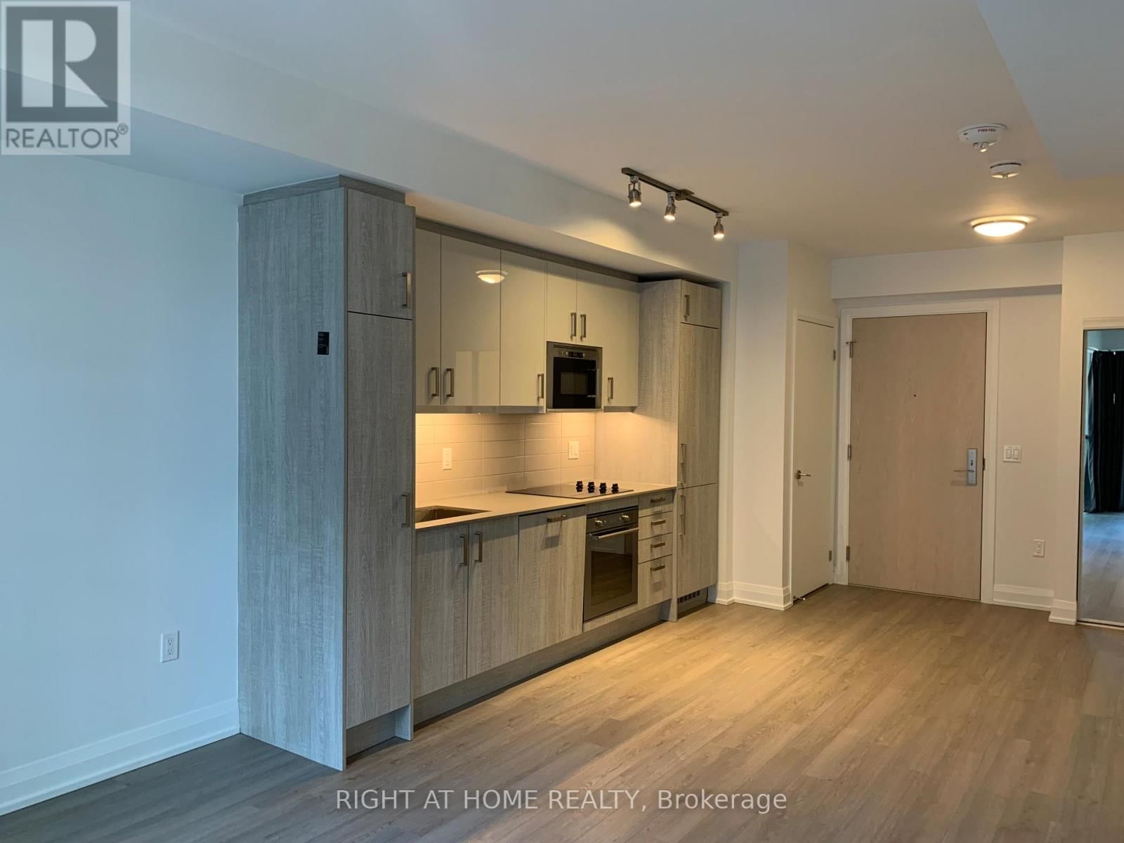 1010 - 77 MUTUAL STREET Image 7