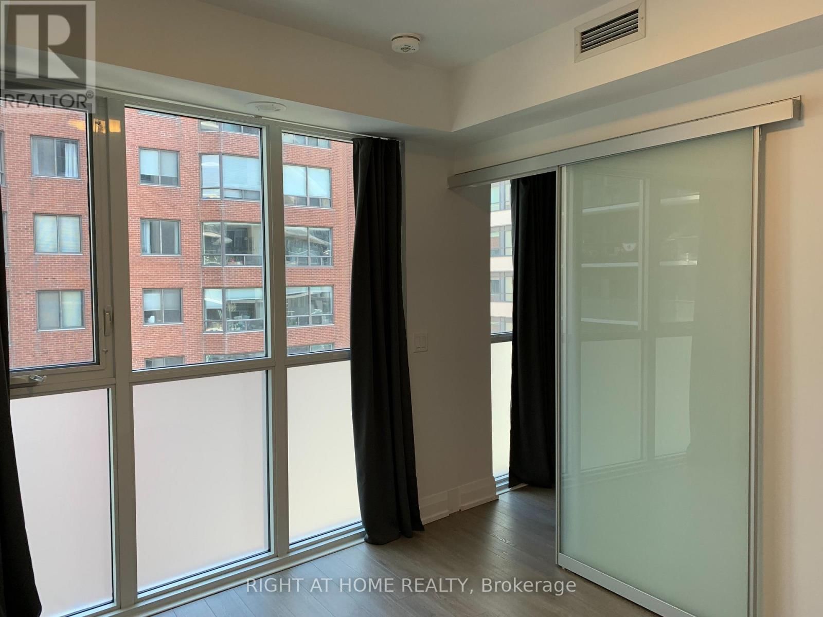 1010 - 77 MUTUAL STREET Image 9