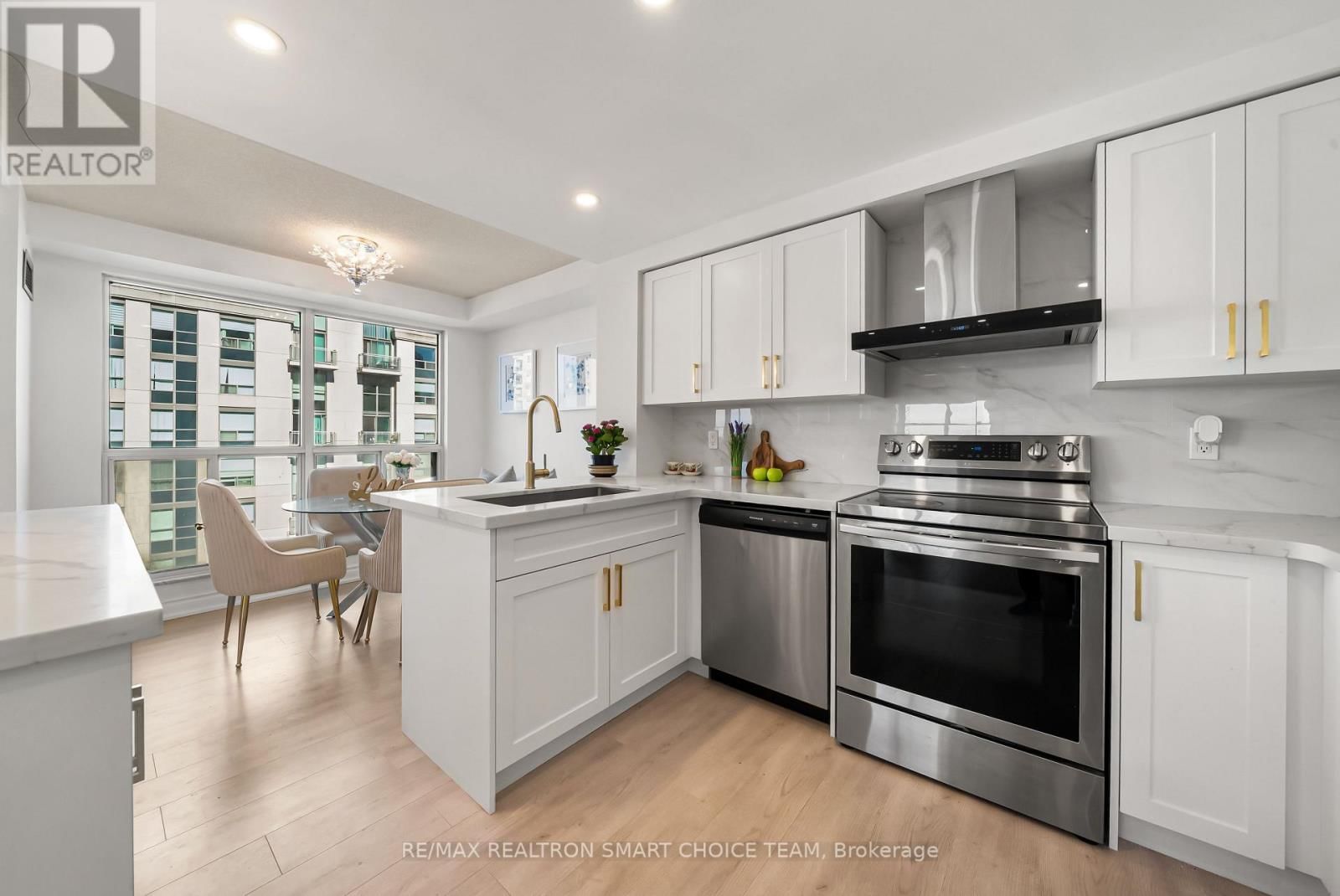 1211 - 28 HOLLYWOOD AVENUE Image 11