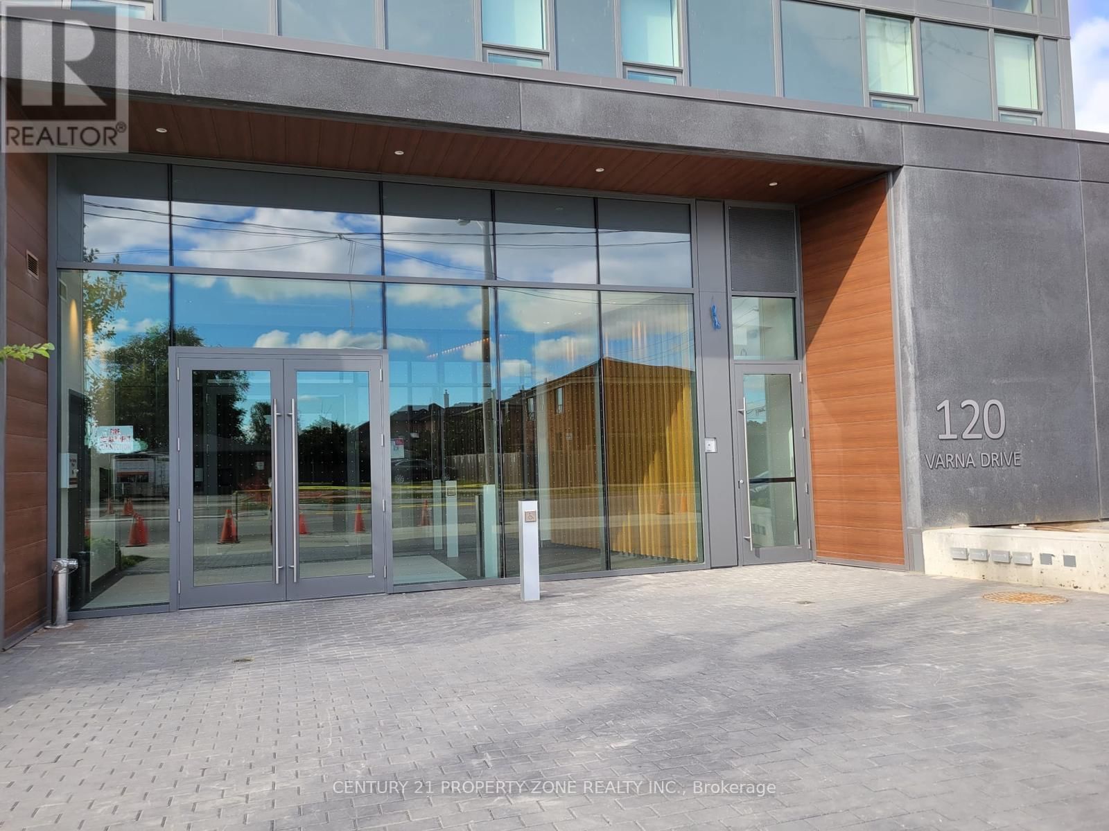 820 - 120 VARNA DRIVE Image 1
