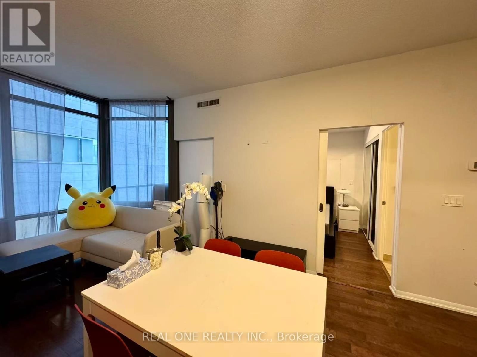 602 - 832 BAY STREET Image 6