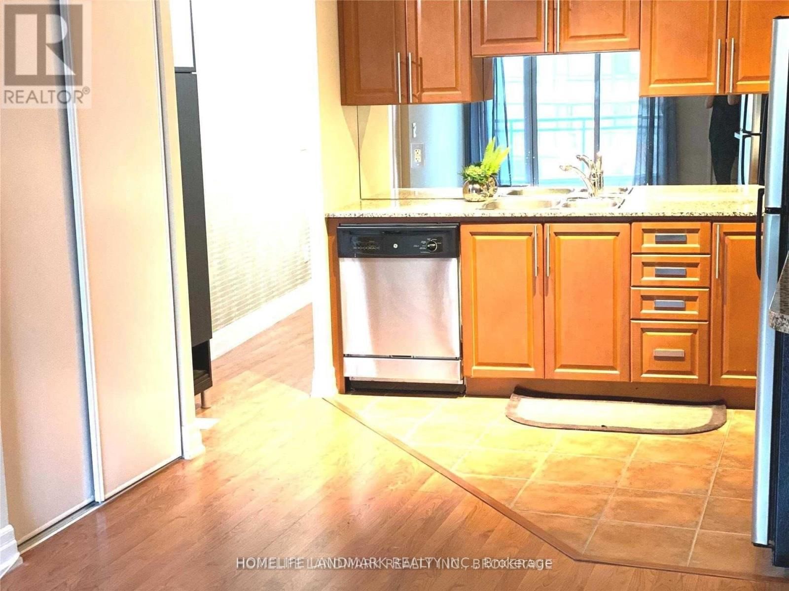 1009 - 8 SCOLLARD STREET Image 11