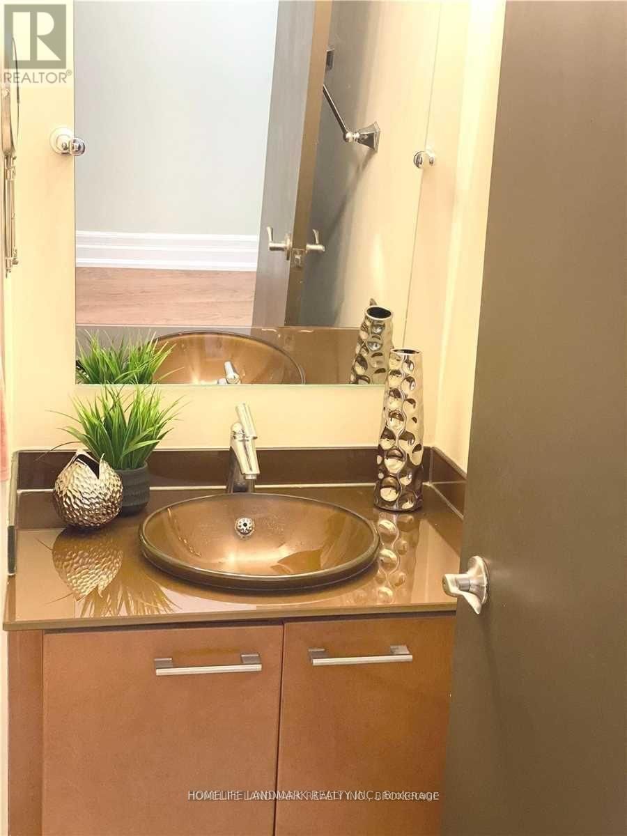 1009 - 8 SCOLLARD STREET Image 15