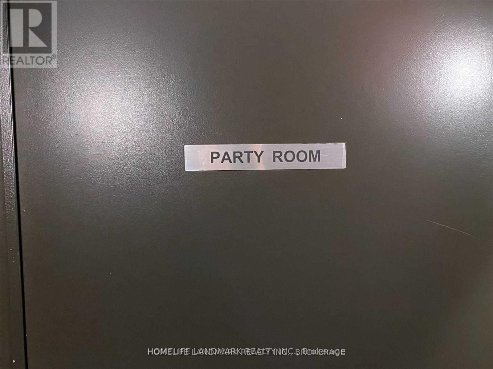 1009 - 8 SCOLLARD STREET Image 17