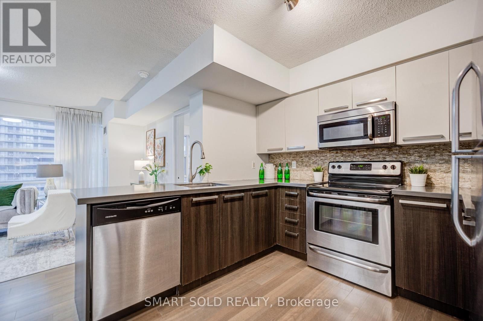 1612 - 11 ST JOSEPH STREET Image 3