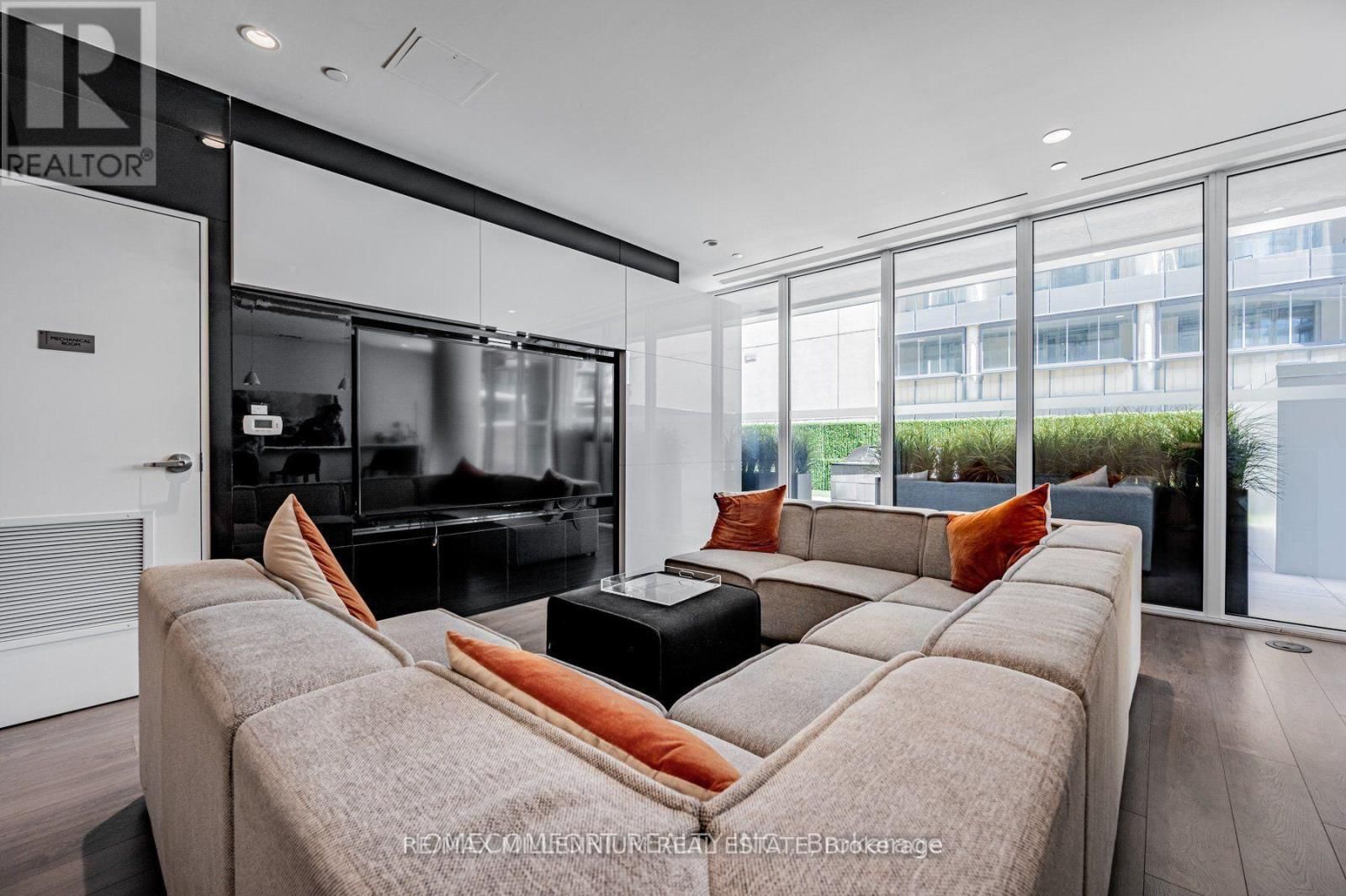 505 - 68 SHUTER STREET Image 2