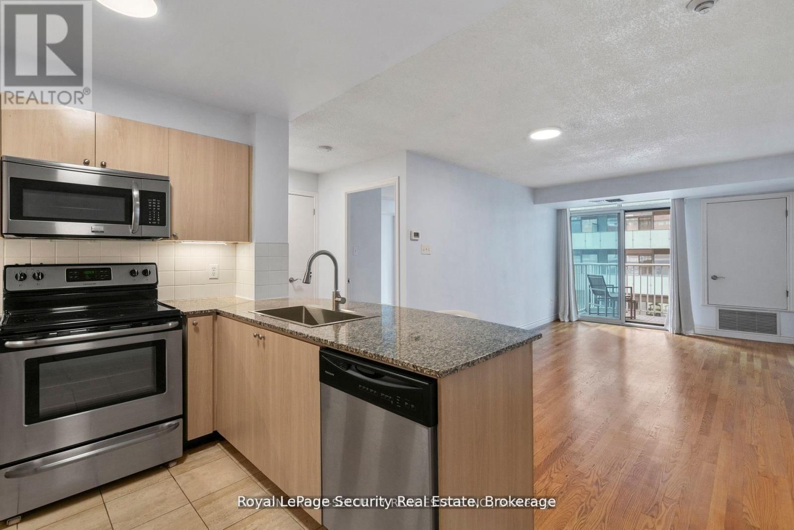 908 - 105 VICTORIA STREET Image 7