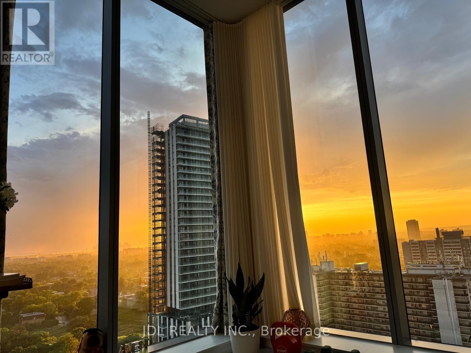 1909 - 8 OLYMPIC GARDEN DRIVE Image 17