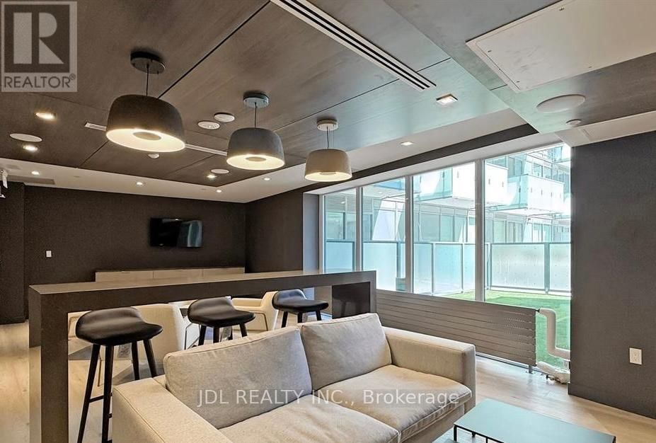 1909 - 8 OLYMPIC GARDEN DRIVE Image 27