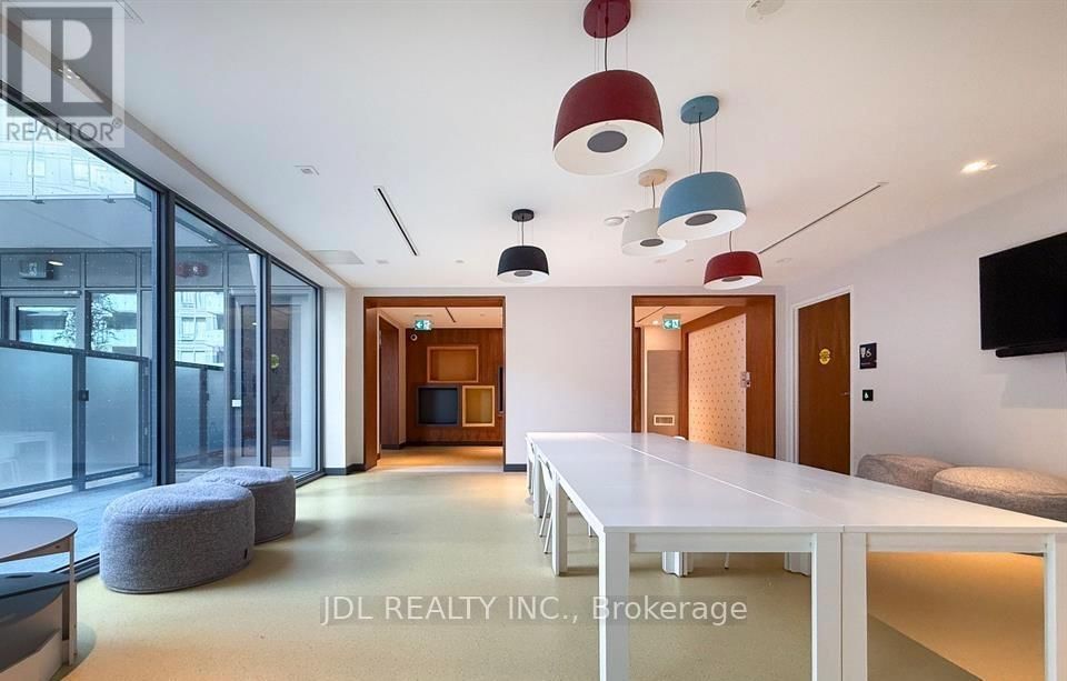 1909 - 8 OLYMPIC GARDEN DRIVE Image 32