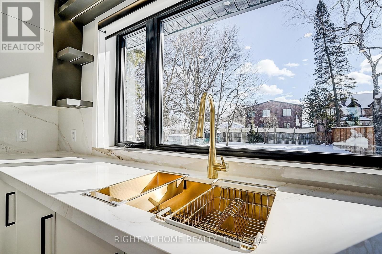 215 CHURCHILL AVENUE Image 17