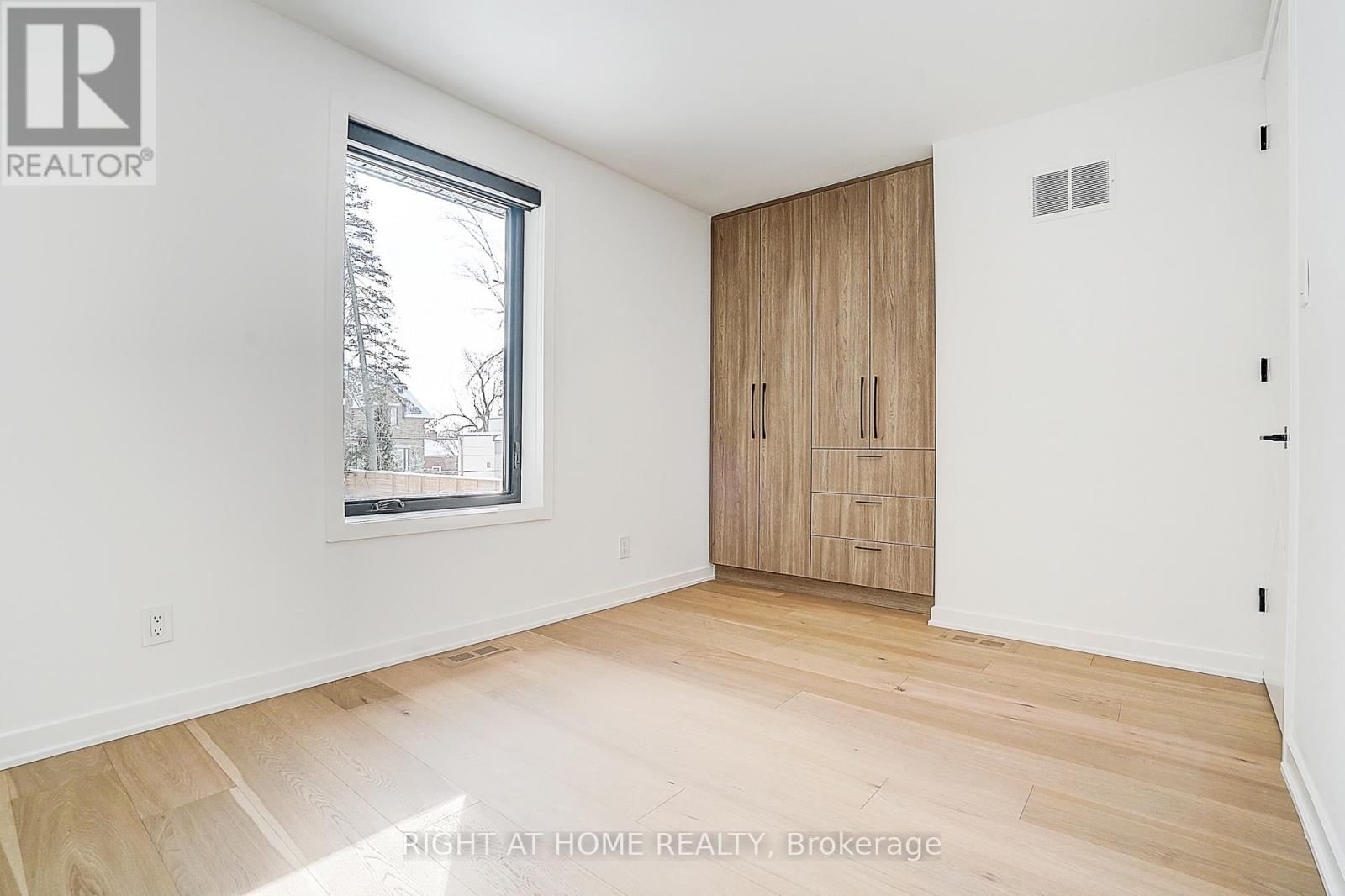 215 CHURCHILL AVENUE Image 26