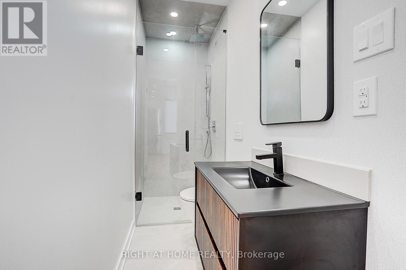 215 CHURCHILL AVENUE Image 44