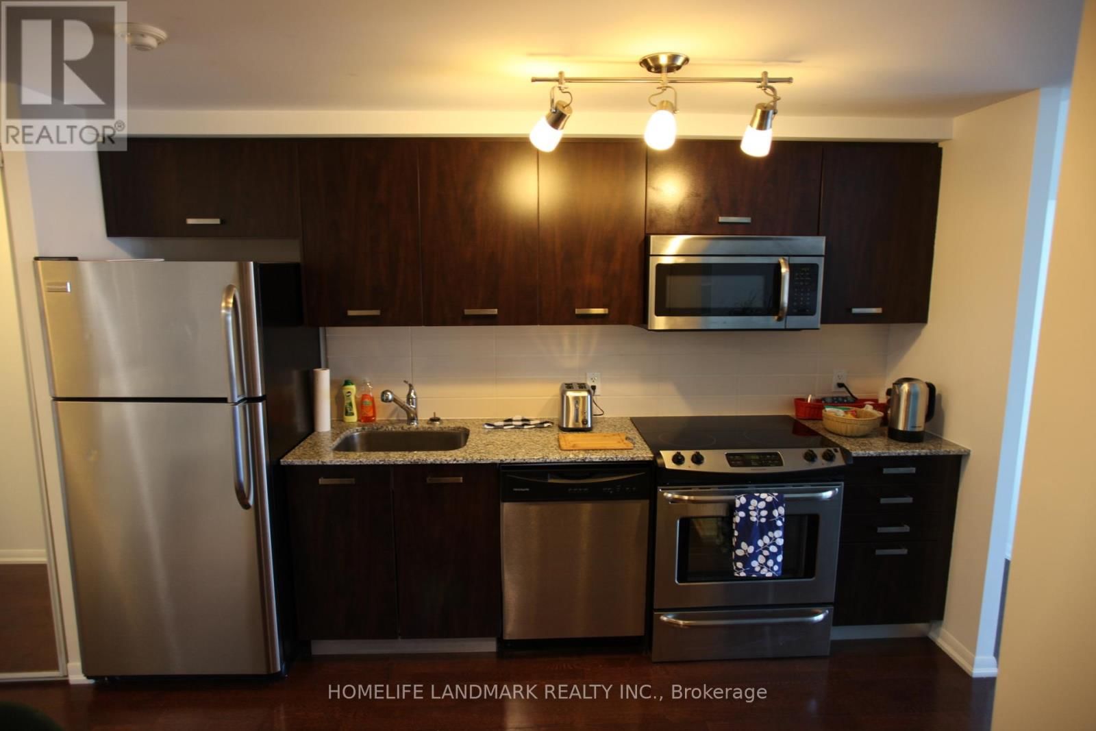 3006 - 832 BAY STREET Image 2