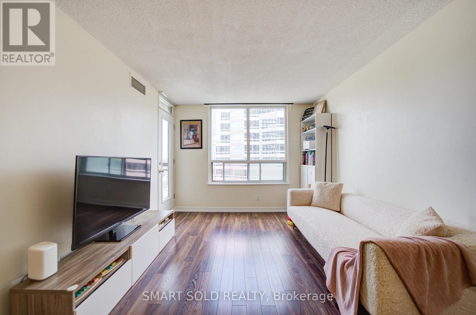 1512 - 18 PARKVIEW AVENUE Image 5