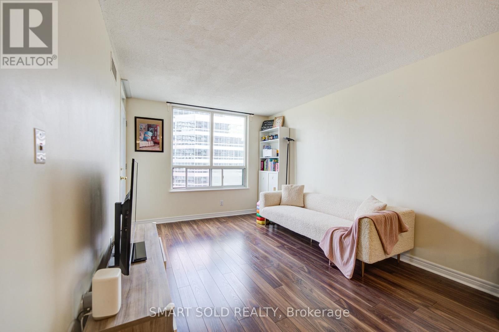 1512 - 18 PARKVIEW AVENUE Image 6