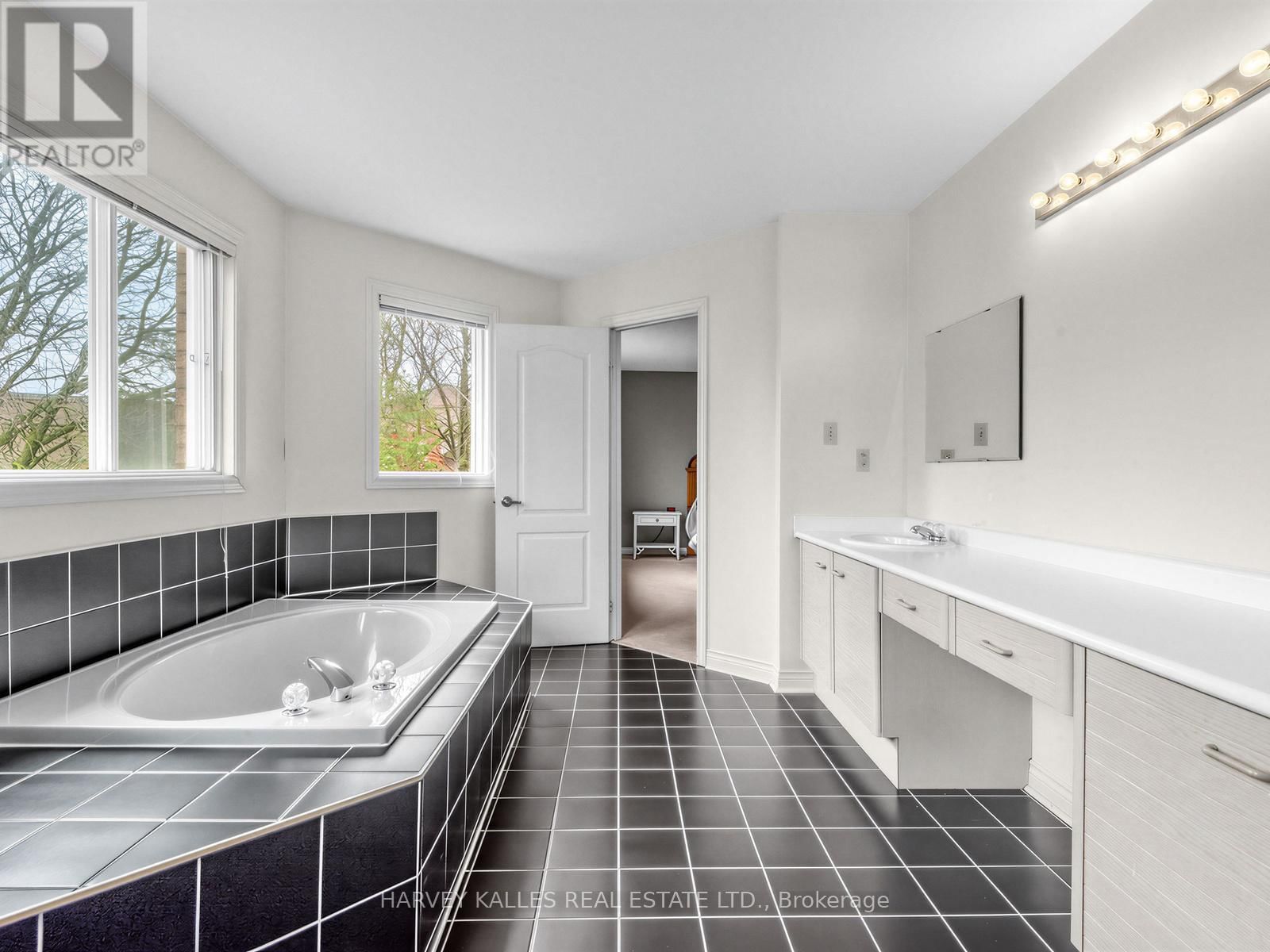 82 BOWRING WALK Image 22