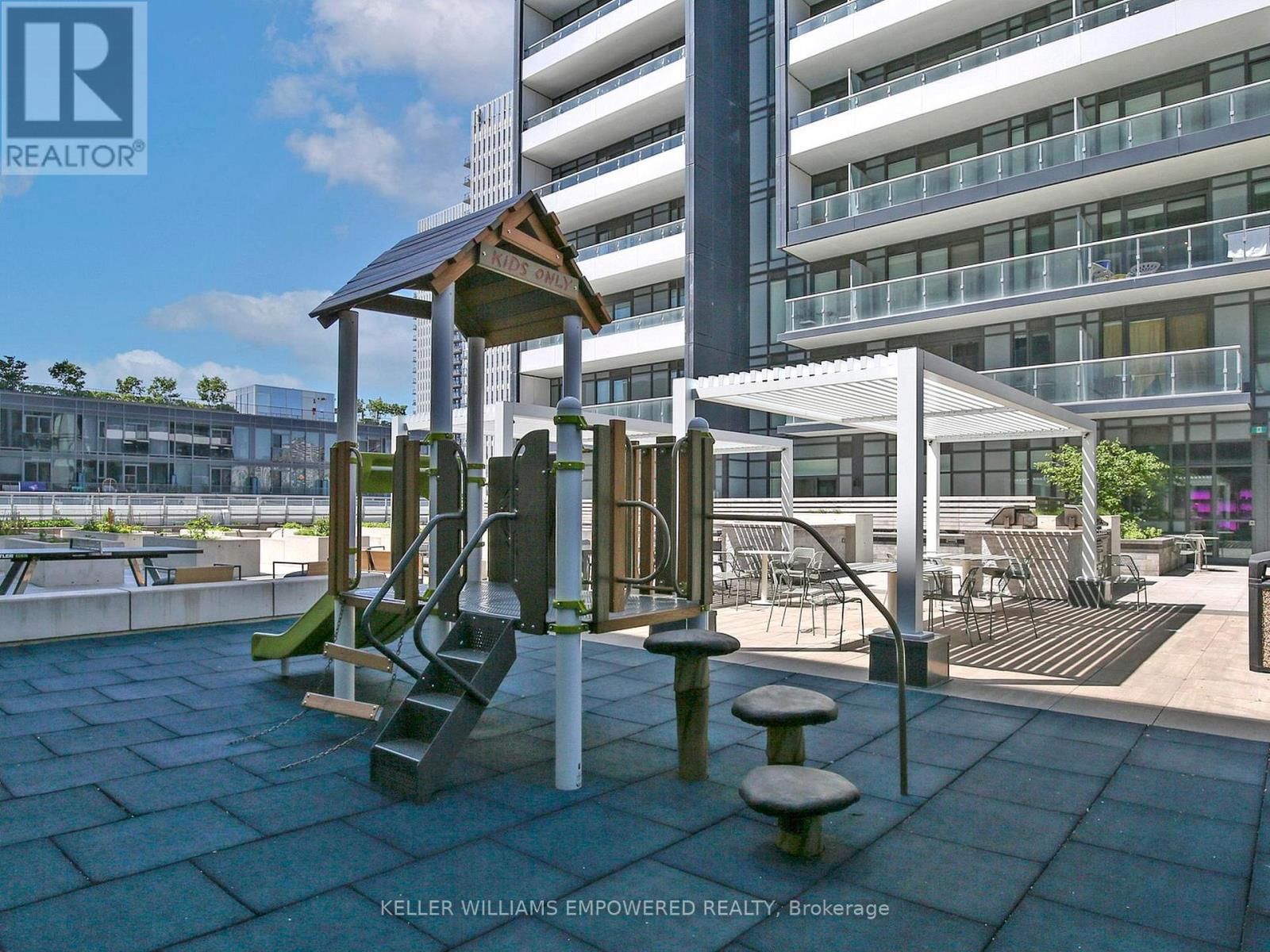 911 - 225 SUMACH STREET Image 31