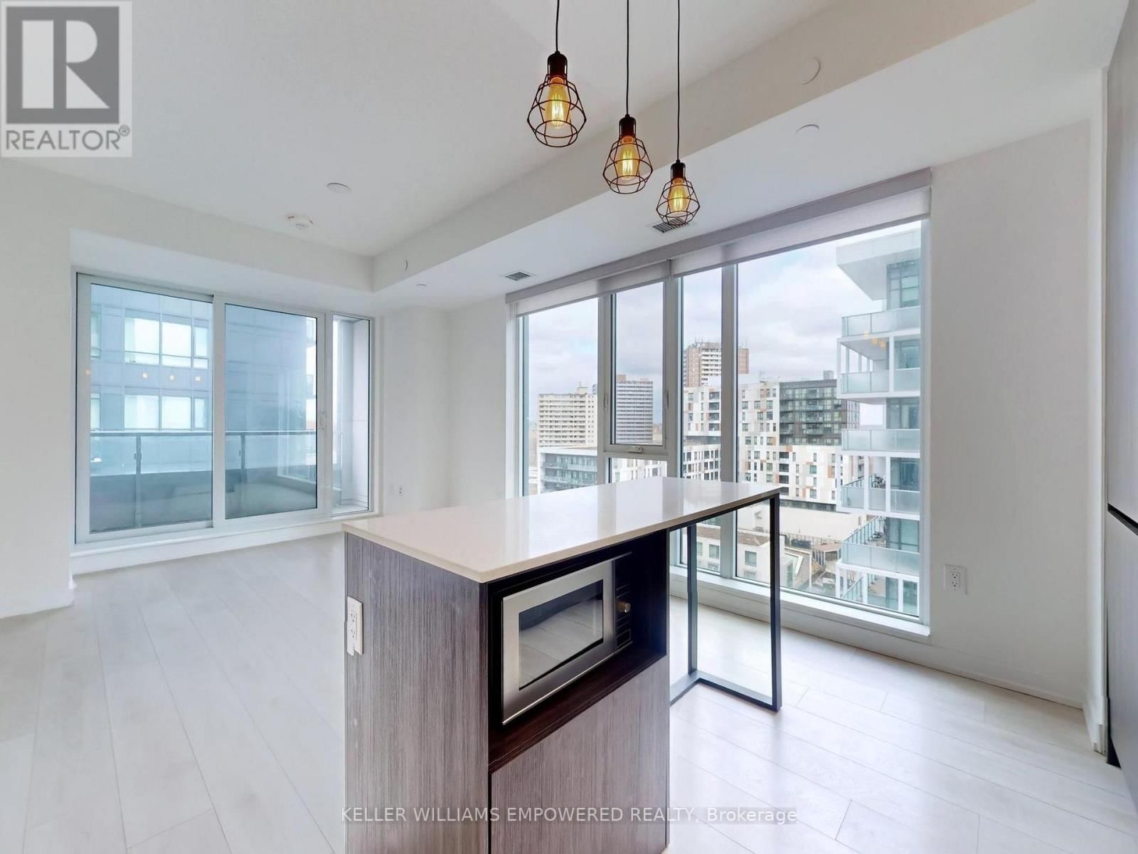 911 - 225 SUMACH STREET Image 8