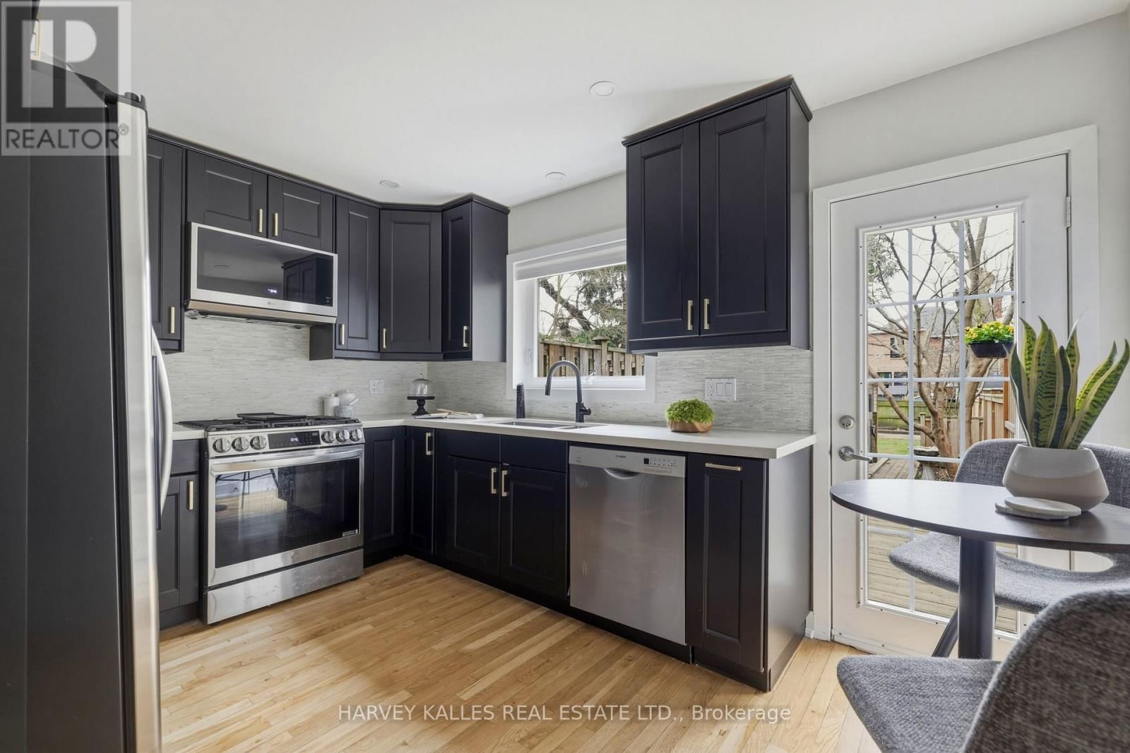 683 HILLSDALE AVENUE EAST Image 18