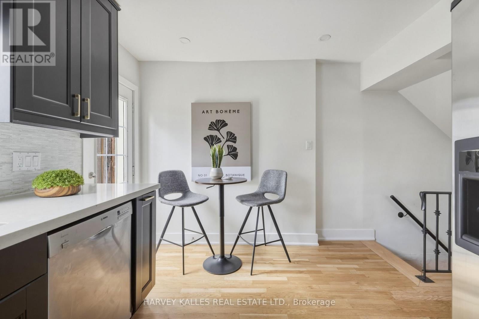 683 HILLSDALE AVENUE EAST Image 21