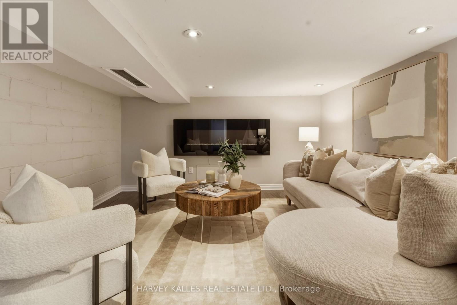 683 HILLSDALE AVENUE EAST Image 32