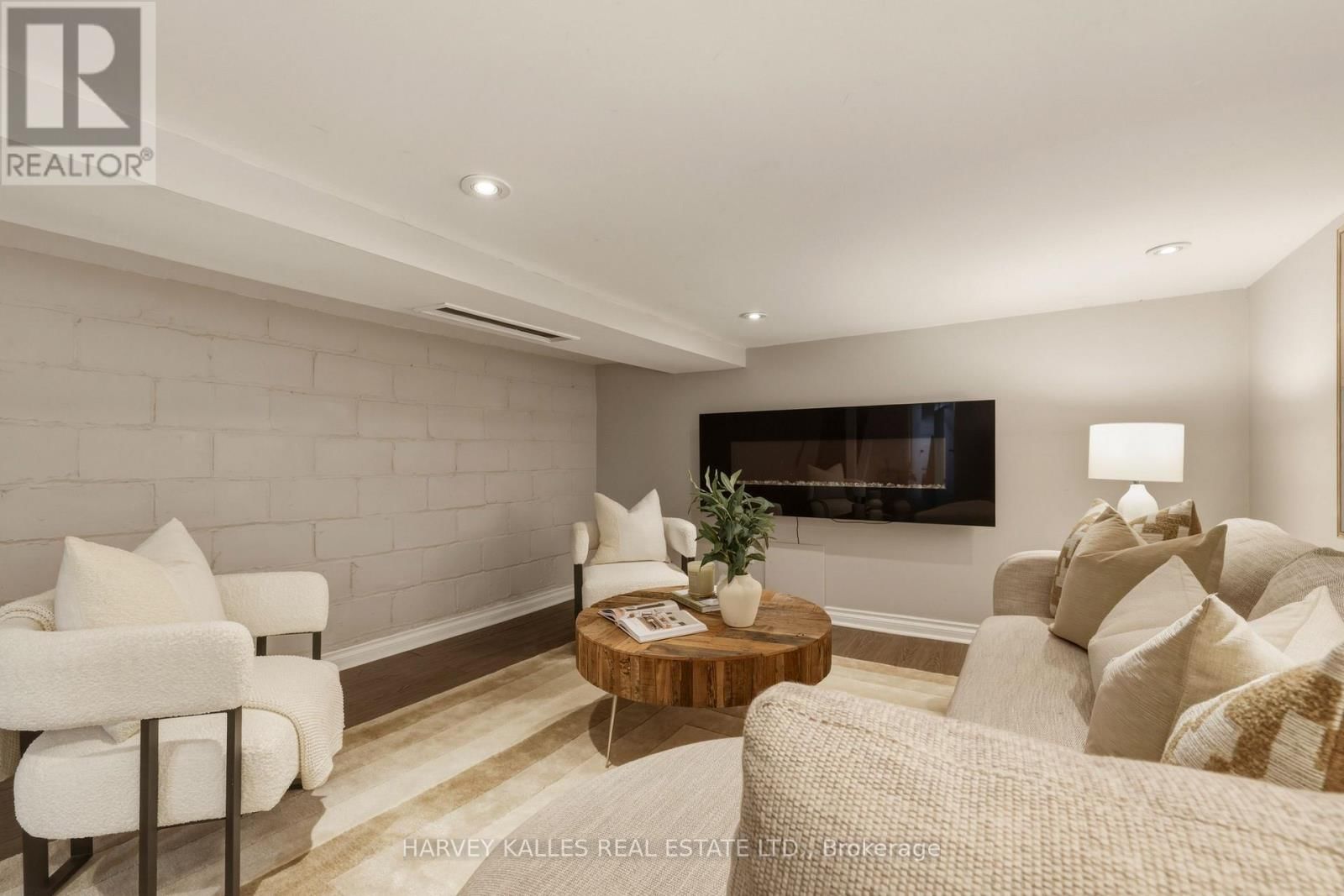 683 HILLSDALE AVENUE EAST Image 33