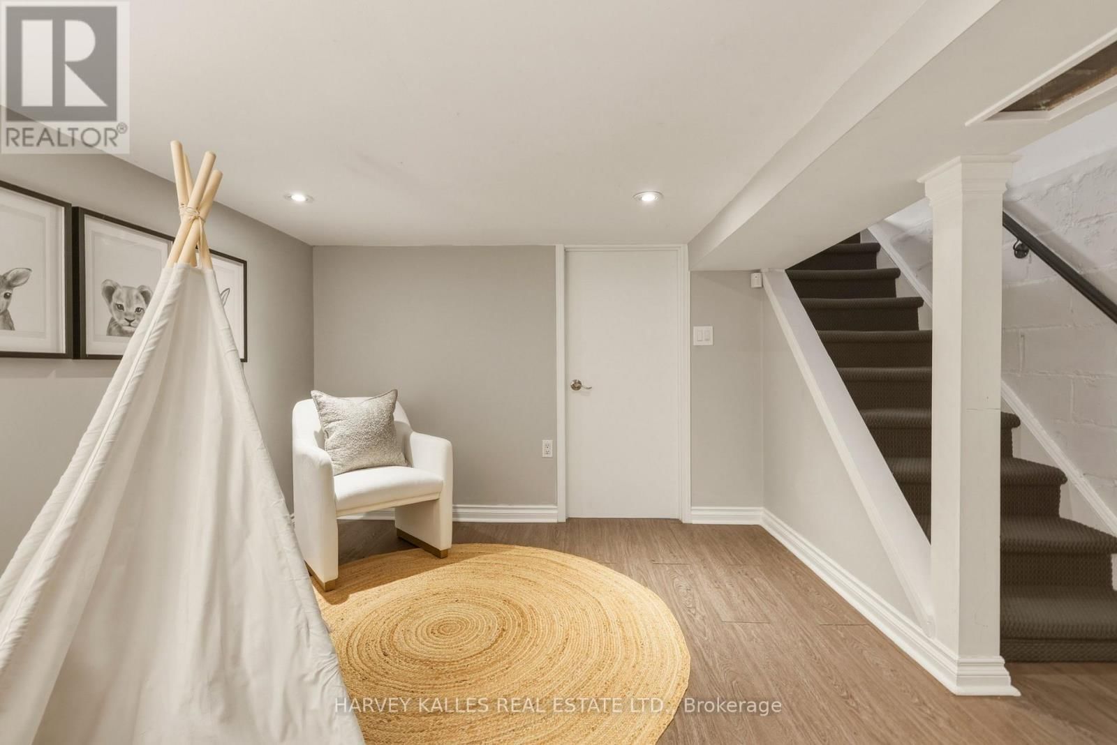 683 HILLSDALE AVENUE EAST Image 34