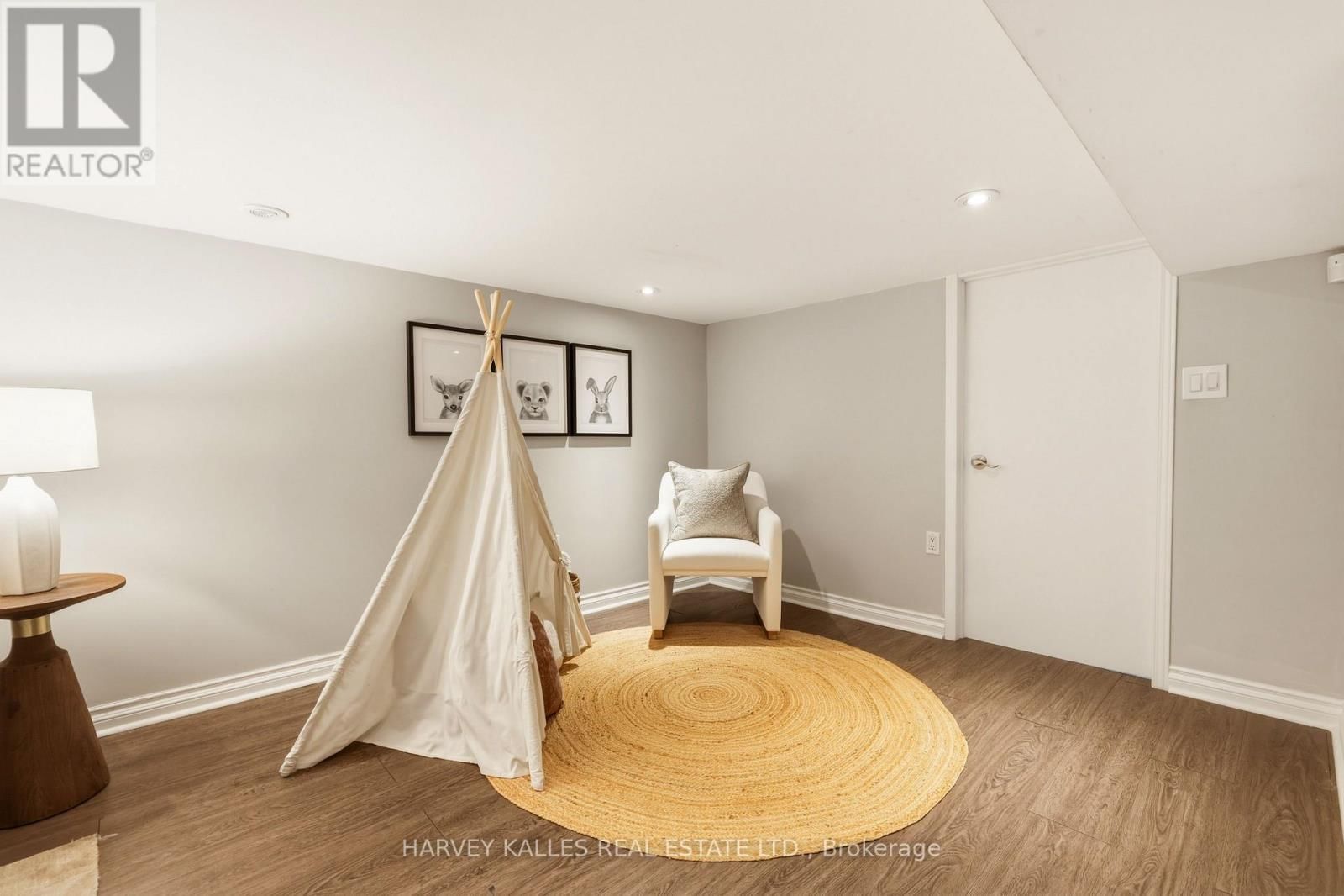 683 HILLSDALE AVENUE EAST Image 35