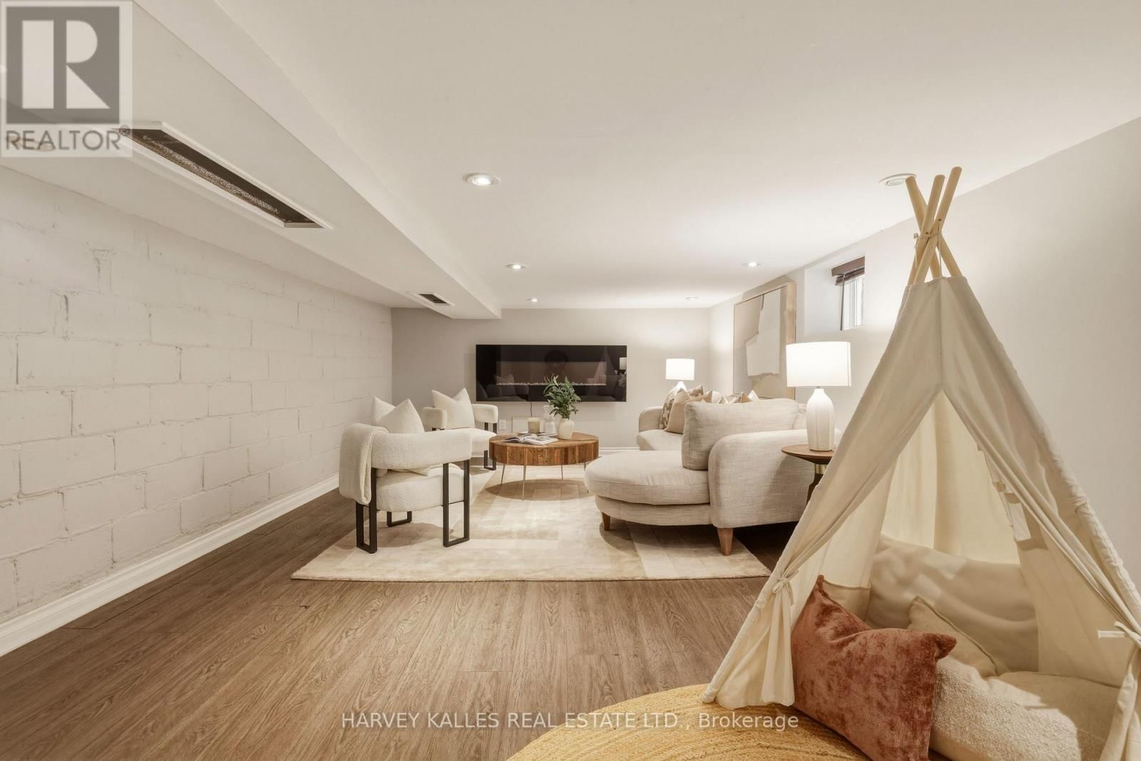 683 HILLSDALE AVENUE EAST Image 36